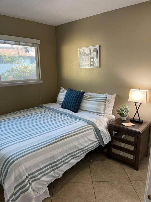 Convenient Location 5 bedroom 2 Ba with Rec room - image 7