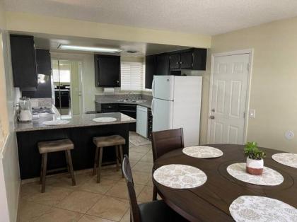 Charming 3Br 2Ba home located 5 mins to downtown - image 3