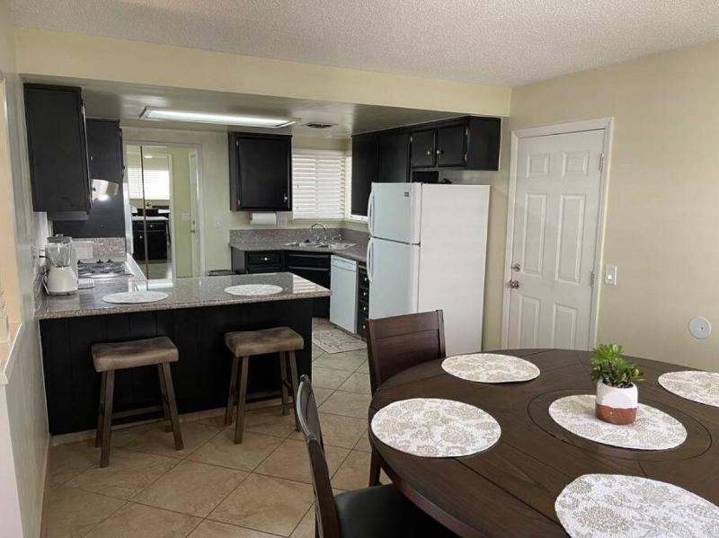 Charming 3Br 2Ba home located 5 mins to downtown - image 3