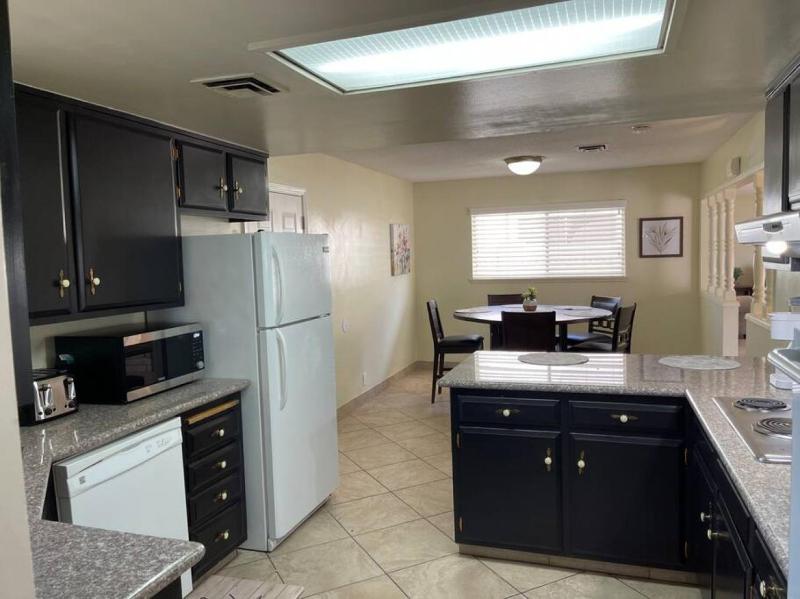 Charming 3Br 2Ba home located 5 mins to downtown - image 4