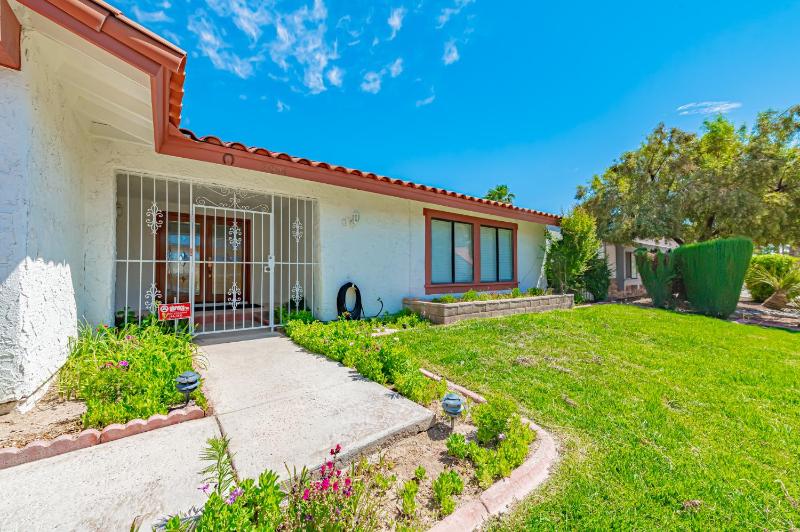2 miles to Strips with pool & BBQ - main image