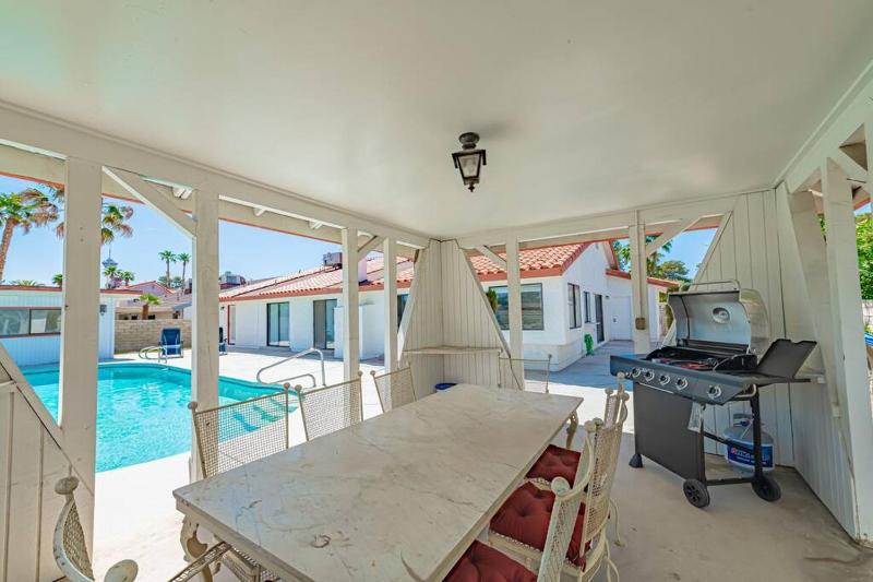 2 miles to Strips with pool & BBQ - image 2