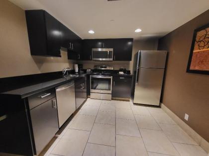 Las Vegas Peaceful Private Condo Hotel Kitchen - image 10