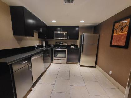 Las Vegas Peaceful Private Condo Hotel Kitchen - image 9