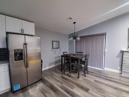 Beautiful home w/ Red door Close to strip/Stadium - image 10