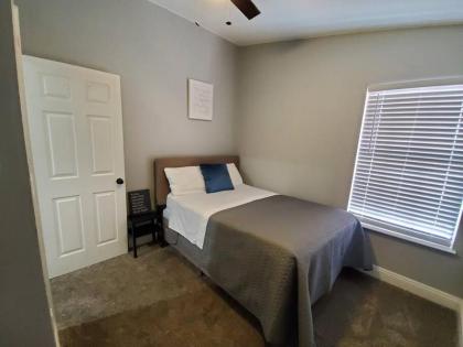 Beautiful home w/ Red door Close to strip/Stadium - image 11