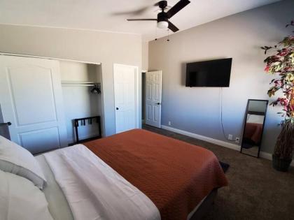 Beautiful home w/ Red door Close to strip/Stadium - image 13