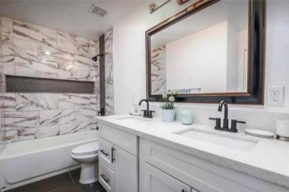 Beautiful home w/ Red door Close to strip/Stadium - image 2