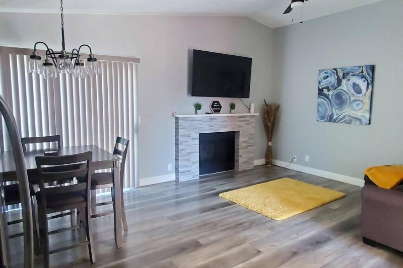 Beautiful home w/ Red door Close to strip/Stadium - image 5