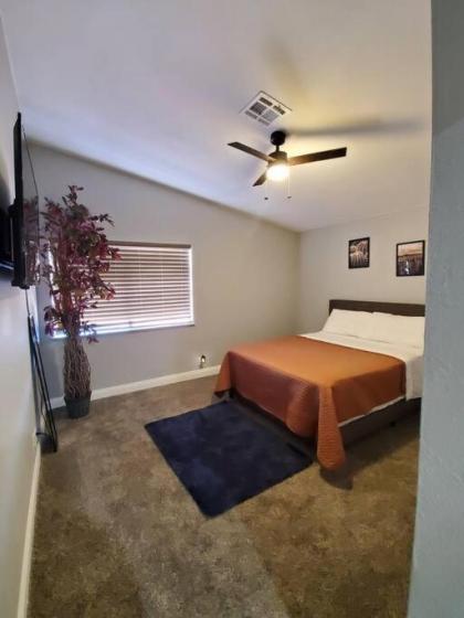 Beautiful home w/ Red door Close to strip/Stadium - image 7