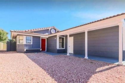 Beautiful home w/ Red door Close to strip/Stadium - image 9