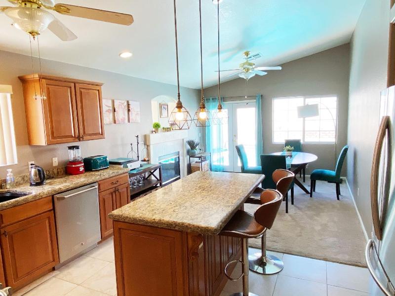 Amazing pool and Jaccuzi 3 bedroom in heart of LV - image 2