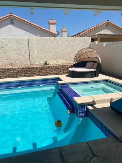 Amazing pool and Jaccuzi 3 bedroom in heart of LV - image 3