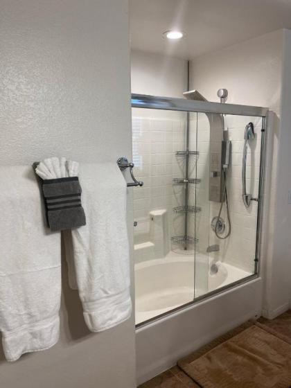 Beautiful 3 bedroom 2.5 Bath Home - image 11