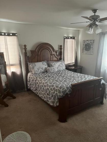 Beautiful 3 bedroom 2.5 Bath Home - image 12