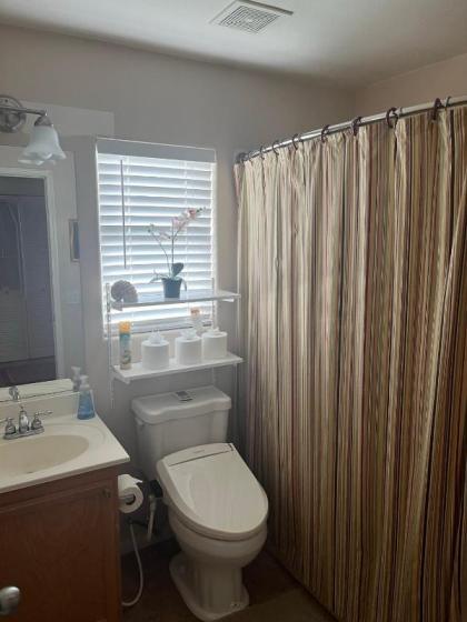 Beautiful 3 bedroom 2.5 Bath Home - image 13