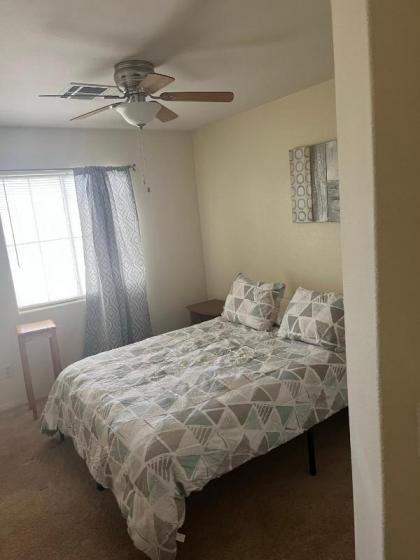 Beautiful 3 bedroom 2.5 Bath Home - image 14