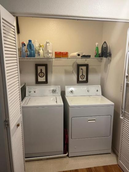 Beautiful 3 bedroom 2.5 Bath Home - image 16