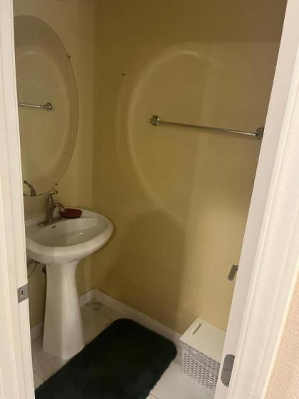 Beautiful 3 bedroom 2.5 Bath Home - image 4
