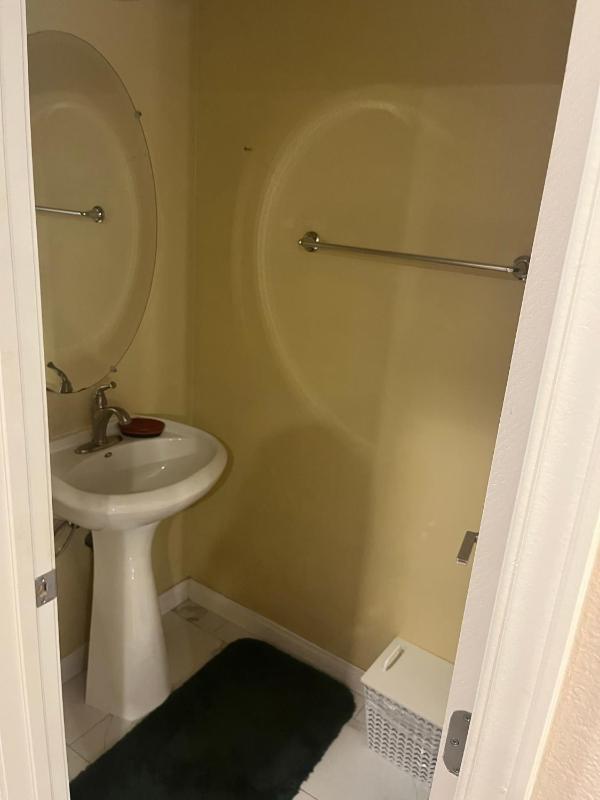 Beautiful 3 bedroom 2.5 Bath Home - image 4