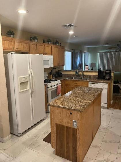 Beautiful 3 bedroom 2.5 Bath Home - image 5