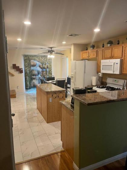 Beautiful 3 bedroom 2.5 Bath Home - image 6