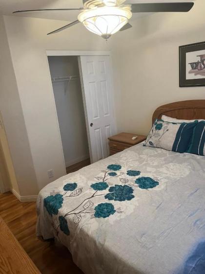Beautiful 3 bedroom 2.5 Bath Home - image 7