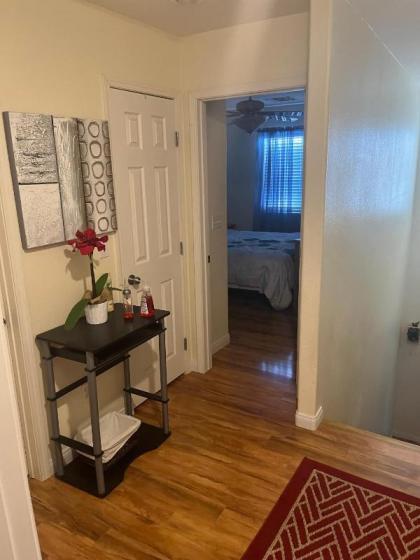 Beautiful 3 bedroom 2.5 Bath Home - image 8