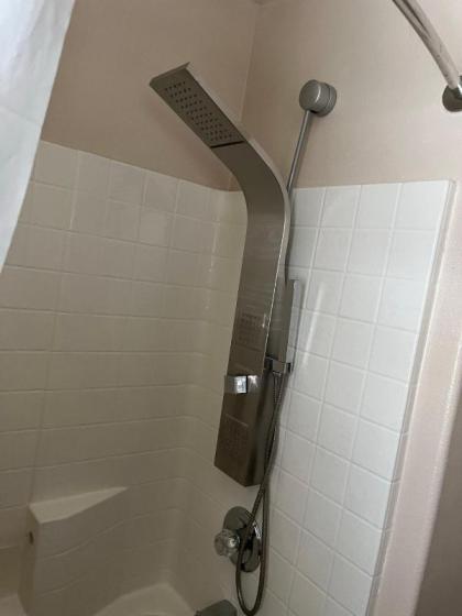 Beautiful 3 bedroom 2.5 Bath Home - image 9