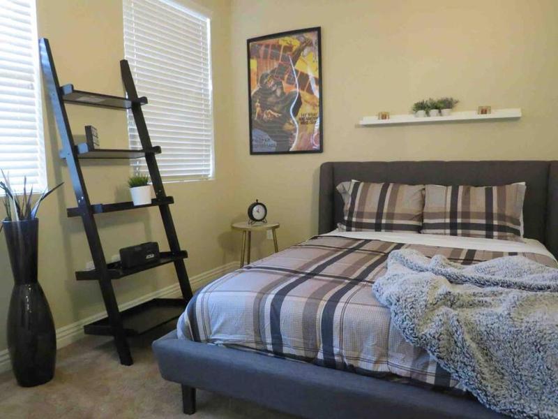 Comfy 1 Bed Flat Near Strip w/Parking and View - main image