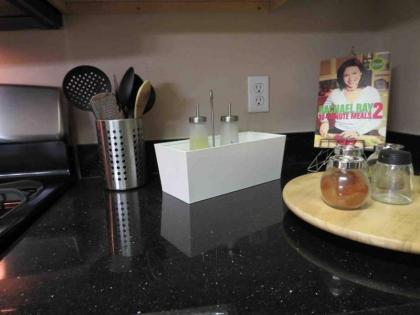 Comfy 1 Bed Flat Near Strip w/Parking and View - image 10