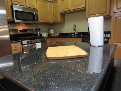 Comfy 1 Bed Flat Near Strip w/Parking and View - image 13