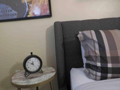 Comfy 1 Bed Flat Near Strip w/Parking and View - image 14