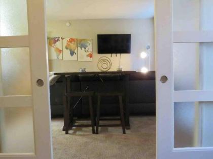 Comfy 1 Bed Flat Near Strip w/Parking and View - image 18