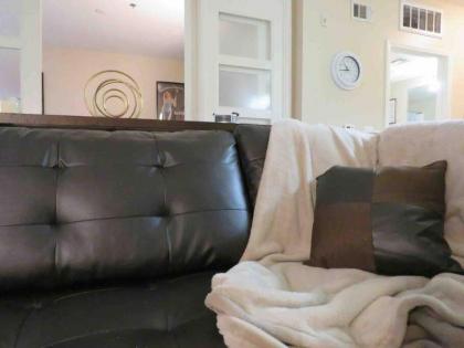 Comfy 1 Bed Flat Near Strip w/Parking and View - image 2