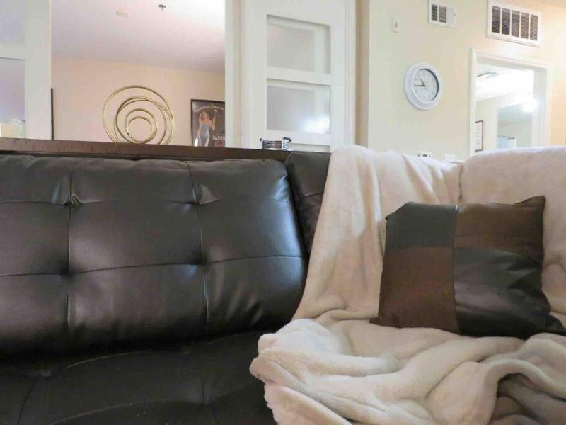 Comfy 1 Bed Flat Near Strip w/Parking and View - image 2