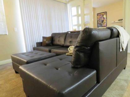 Comfy 1 Bed Flat Near Strip w/Parking and View - image 3