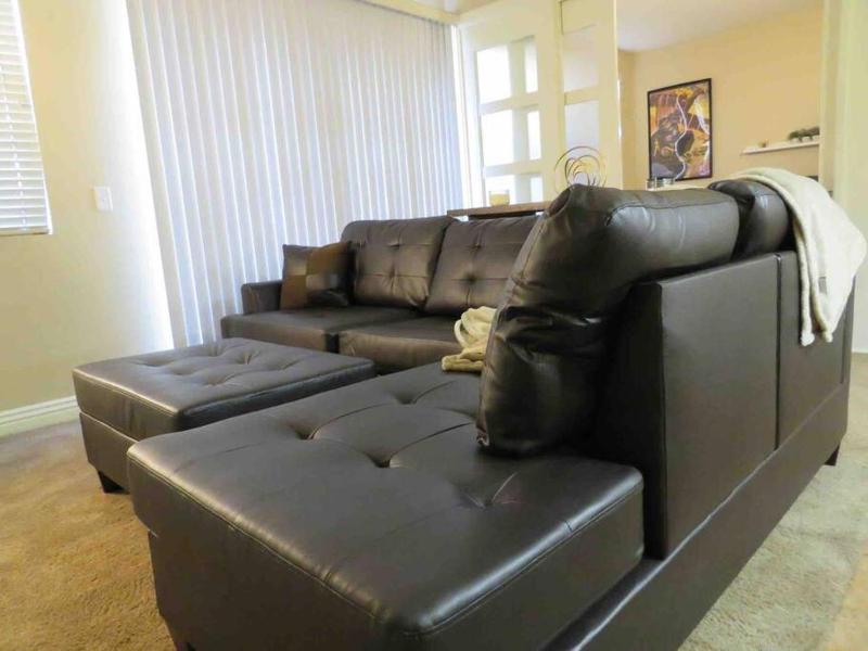 Comfy 1 Bed Flat Near Strip w/Parking and View - image 3