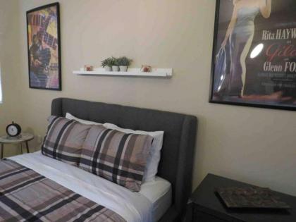 Comfy 1 Bed Flat Near Strip w/Parking and View - image 4