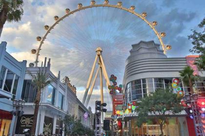 Comfy 1 Bed Flat Near Strip w/Parking and View - image 8