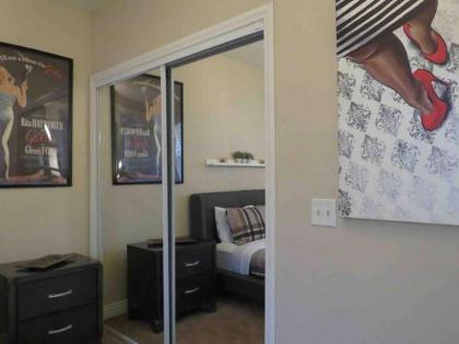 Comfy 1 Bed Flat Near Strip w/Parking and View - image 9