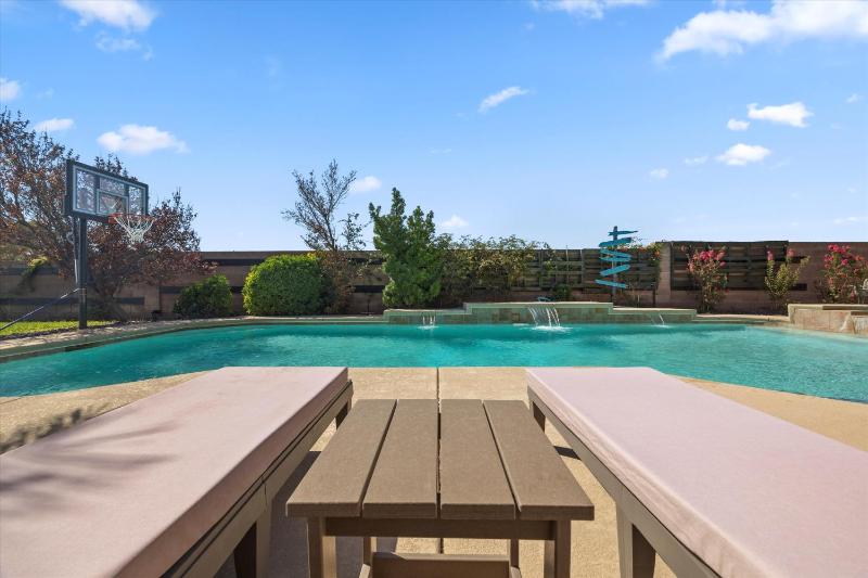 Luxury villa with pool and spa - image 5