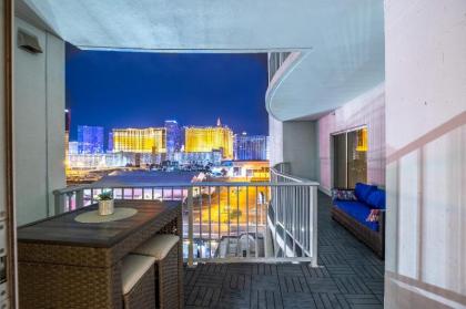 2100 SqFt Penthouse Suite W  Strip Views POOL GYm