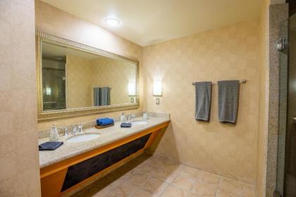 2100 SqFt Penthouse Suite W- Strip Views! POOL GYM - image 10