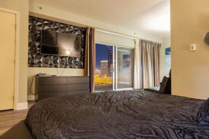 2100 SqFt Penthouse Suite W- Strip Views! POOL GYM - image 12