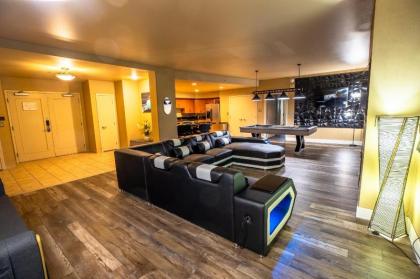 2100 SqFt Penthouse Suite W- Strip Views! POOL GYM - image 15