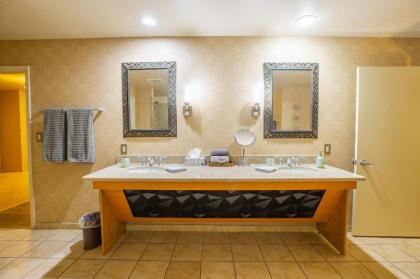 2100 SqFt Penthouse Suite W- Strip Views! POOL GYM - image 17