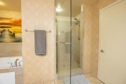 2100 SqFt Penthouse Suite W- Strip Views! POOL GYM - image 4