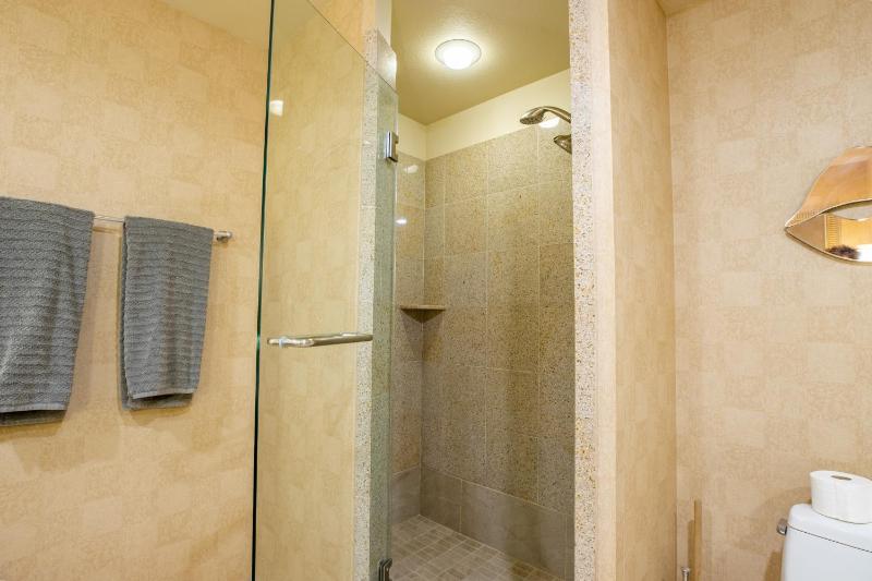 2100 SqFt Penthouse Suite W- Strip Views! POOL GYM - image 5
