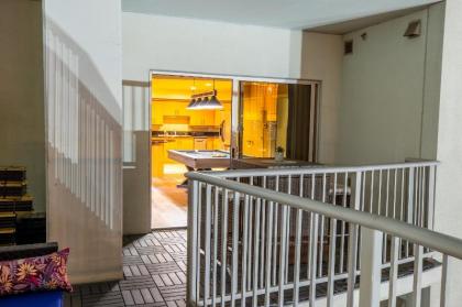 2100 SqFt Penthouse Suite W- Strip Views! POOL GYM - image 6